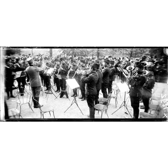 Paris. Palais-Royal. Concert par la musique royale serbe. [légende d'origine]