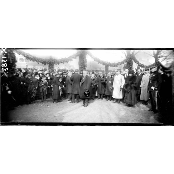 Cimetière de Pantin. La visite du président de la République française au monument aux morts pour la Patrie. Devant le monument. [légende d'origine]