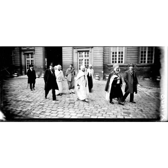 Paris. La mission musulmane visitant la Monnaie. [légende d'origine]