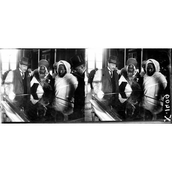 Paris. La mission musulmane visitant le musée de la Monnaie. [légende d'origine]