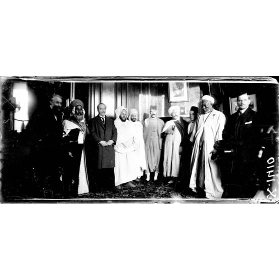 Paris. La mission musulmane dans le bureau du directeur de la Monnaie. [légende d'origine]