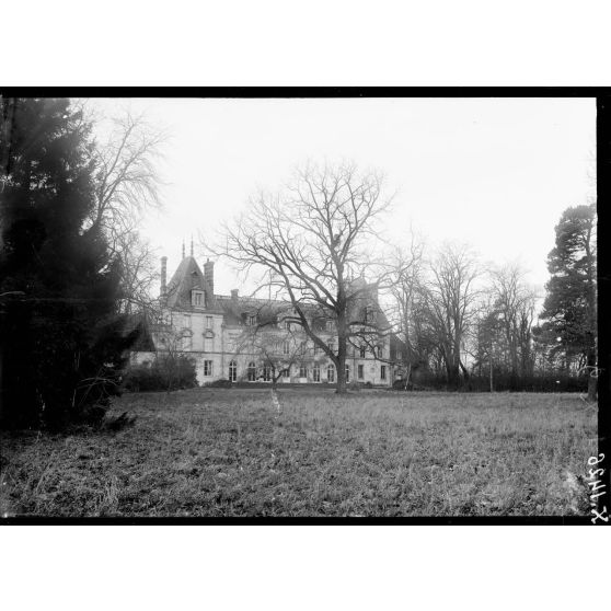 Verberie (Oise). Le parc et la façade nord du château d'Haramont. [légende d'origine]