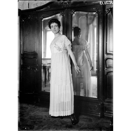 Paris. Maison Calvayrac. 12 rue d'Uzès. Robes et lingeries. [légende d'origine]