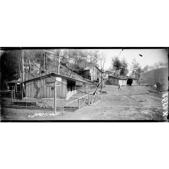 Ravin Saint-Jacques (Meurthe-et-Moselle). Ensemble des baraquements. [légende d'origine]