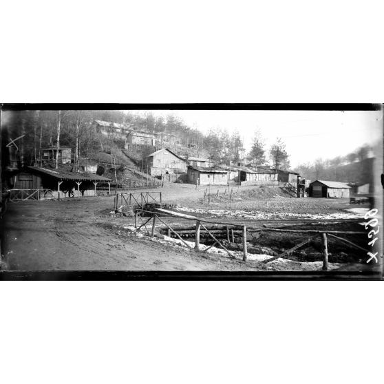 Ravin Saint-Jacques (Meurthe-et-Moselle). Ensemble des baraquements vers le pont de Metz. [légende d'origine]