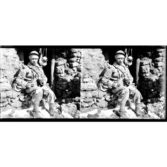 Ravin Saint-Jacques (Meurthe-et-Moselle). Sapeur mangeant sa soupe. [légende d'origine]