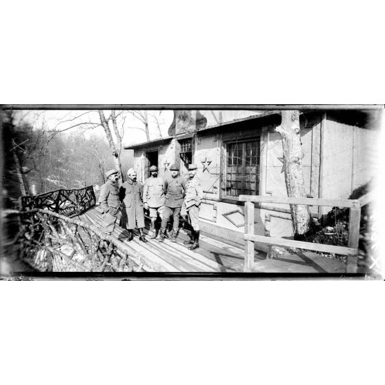 Ravin Saint-Jacques (Meurthe-et-Moselle). Groupe d'officiers devant le logement du colonel. [légende d'origine]