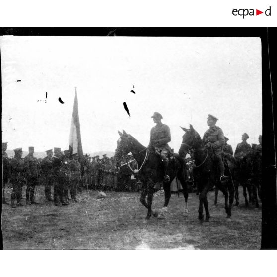 Camp de Lembet. Partie ouest de Zeitenlick. Revue passée par le général Mahon à l'occasion de la remise au général Serrail de la Grand croix de Saint Michel et Saint Georges. Défilé devant les généraux Serrail et Mahon de la cavalerie anglaise. [légende d'origine]