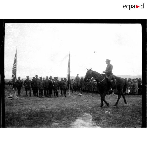 Camp de Lembet. Partie ouest de Zeitenlick. Revue passée par le général Mahon à l'occasion de la remise au général Serrail de la Grand croix de Saint Michel et Saint Georges. Les généraux Sarrail et Mahon pendant le défilé des troupes britanniques. [légende d'origine]
