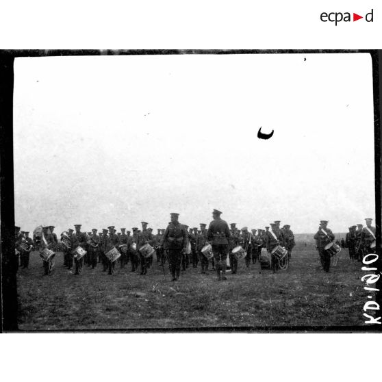 Camp de Lembet. Partie ouest de Zeitenlick. Revue passée par le général Mahon à l'occasion de la remise au général Serrail de la Grand croix de Saint Michel et Saint Georges. La musique anglaise. [légende d'origine]