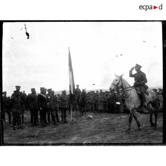 Camp de Lembet. Partie ouest de Zeitenlick. Revue passée par le général Mahon à l'occasion de la remise au général Serrail de la Grand croix de Saint Michel et Saint Georges. Pendant le défilé des troupes devant les généraux Mahon et Sarrail. [légende d'origine]