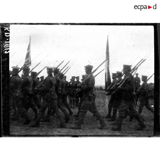 Camp de Lembet. Partie ouest de Zeitenlick. Revue passée par le général Mahon à l'occasion de la remise au général Serrail de la Grand croix de Saint Michel et Saint Georges. Défilé de l'infanterie. [légende d'origine]