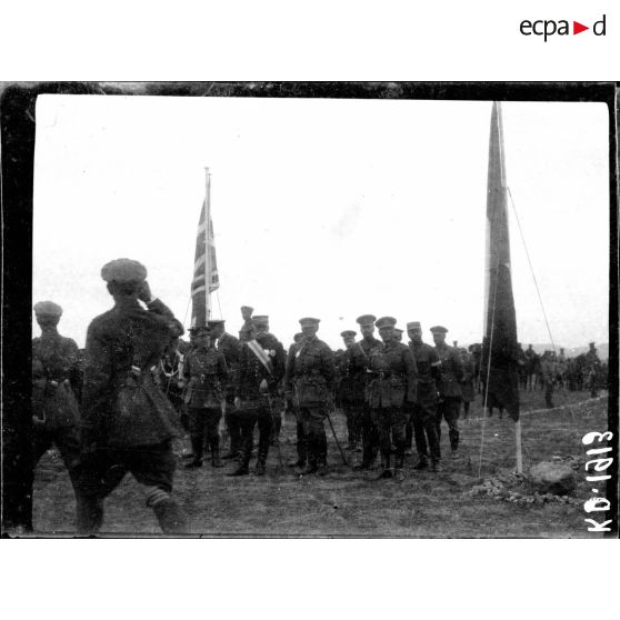 Camp de Lembet. Partie ouest de Zeitenlick. Revue passée par le général Mahon à l'occasion de la remise au général Serrail de la Grand croix de Saint Michel et Saint Georges. Les généraux Sarrail et Mahon pendant le défilé des troupes. [légende d'origine]