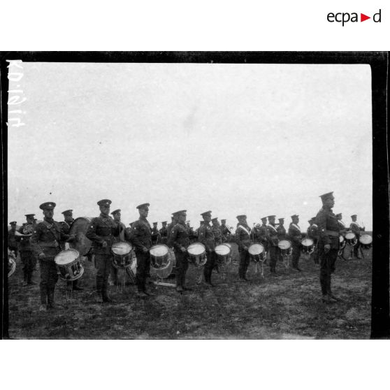 Camp de Lembet. Partie ouest de Zeitenlick. Revue passée par le général Mahon à l'occasion de la remise au général Serrail de la Grand croix de Saint Michel et Saint Georges. Le salut après la revue par les généraux Sarrail et Mahon : la musique anglaise. [légende d'origine]