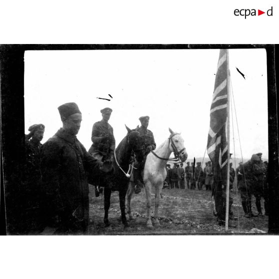 Camp de Lembet. Partie ouest de Zeitenlick. Revue passée par le général Mahon à l'occasion de la remise au général Serrail de la Grand croix de Saint Michel et Saint Georges. Pendant le défilé des troupes. [légende d'origine]