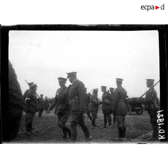 Camp de Lembet. Partie ouest de Zeitenlick. Revue passée par le général Mahon à l'occasion de la remise au général Serrail de la Grand croix de Saint Michel et Saint Georges. Arrivée du général Mahon. [légende d'origine]