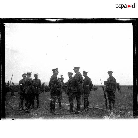 Camp de Lembet. Partie ouest de Zeitenlick. Revue passée par le général Mahon à l'occasion de la remise au général Serrail de la Grand croix de Saint Michel et Saint Georges. Le général Mahon et son Etat Major. [légende d'origine]