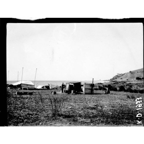 Cassandra. Presqu'île de Chalcidique. Les tentes du campement. Poste d'hydravions. [légende d'origine]
