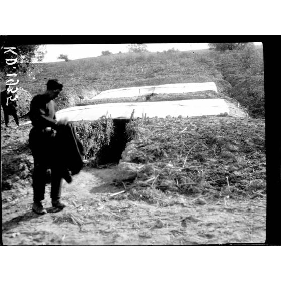Cassandra. Presqu'île de Chalcidique. Les guitounes du poste d'hydavions enterrées dans la montagne. [légende d'origine]
