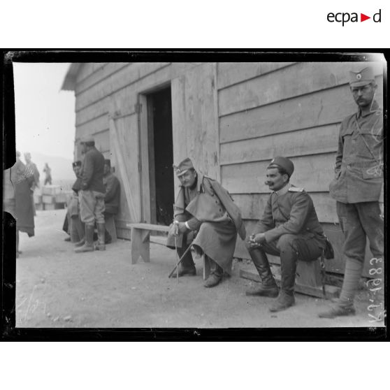 Ambelonès. Près Salonique. Environs de la nouvelle école d'agriculture. Serbes venant de débarquer. [légende d'origine]