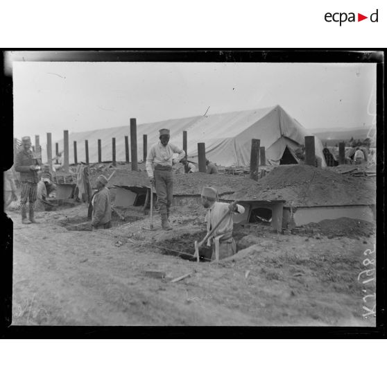 Ambelonès. Camp serbe. Les fours de campagne. [légende d'origine]