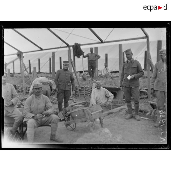 Ambelonès. Camp serbe. Construction de baraquements. [légende d'origine]