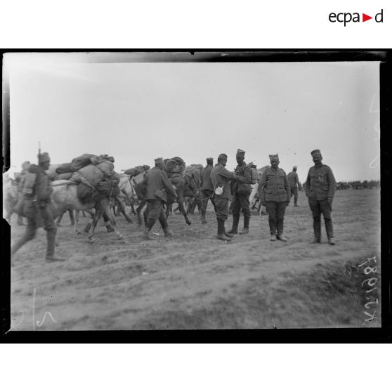 Ambelonès. Camp serbe. Les marchandises débarquées arrivent au camp. [légende d'origine]