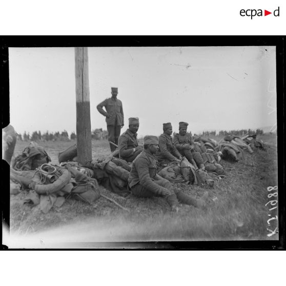 Ambelonès. Près Salonique. Serbes venant de débarquer. [légende d'origine]