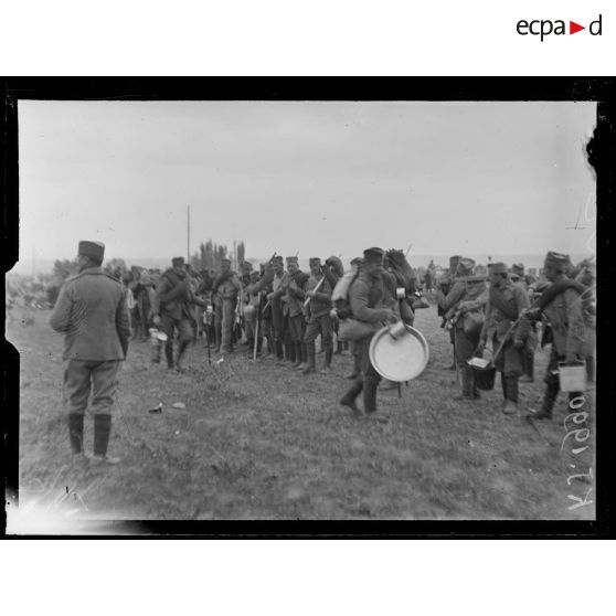 Ambelonès. Près Salonique. Serbes venant de débarquer. [légende d'origine]