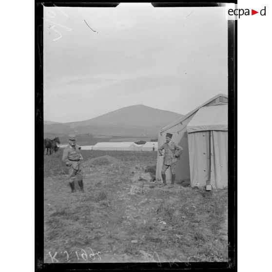 [Illisible]. Campement. [légende d'origine]