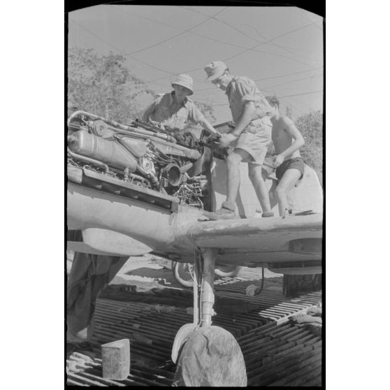 A Mostar, la maintenance d'un moteur de Messerschmitt Bf-109 du I./NAGr. 12.