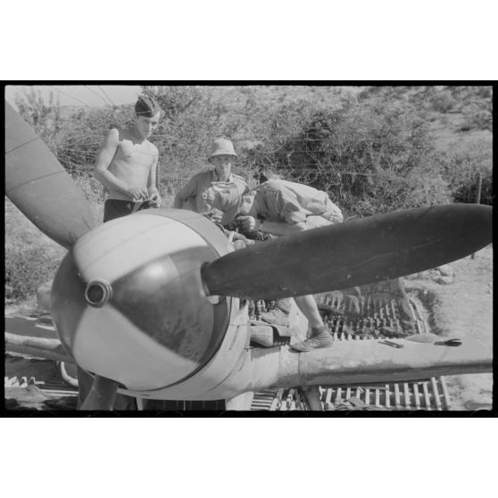 A Mostar, la maintenance d'un moteur de Messerschmitt Bf-109 et portraits de l'Oberleutnant Heimo Emmerstorfer,  I./NAGr. 12.