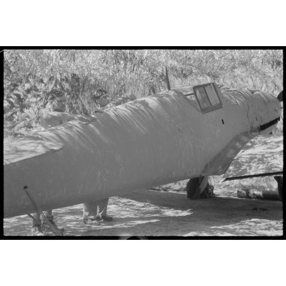 A Mostar, la maintenance d'un moteur de Messerschmitt Bf-109 et portraits de l'Oberleutnant Heimo Emmerstorfer,  I./NAGr. 12.