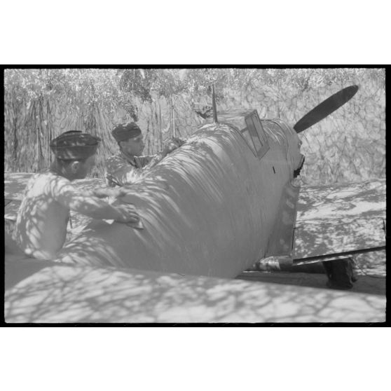 A Mostar, la maintenance d'un moteur de Messerschmitt Bf-109 et portraits de l'Oberleutnant Heimo Emmerstorfer,  I./NAGr. 12.