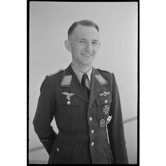 Le lieutenant (Oberleutnant) Heimo Emmerstorfer,  I./NAGr. 12 (Nahaufklärungsgruppe 12). On remarque sa bande de bras (Armelband) "Tannenberg" issu du Aufklärungsgruppe 10.