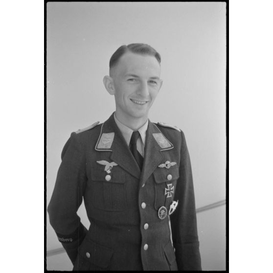 Le lieutenant (Oberleutnant) Heimo Emmerstorfer,  I./NAGr. 12 (Nahaufklärungsgruppe 12). On remarque sa bande de bras (Armelband) "Tannenberg" issu du Aufklärungsgruppe 10.