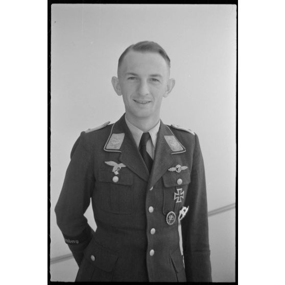 Le lieutenant (Oberleutnant) Heimo Emmerstorfer,  I./NAGr. 12 (Nahaufklärungsgruppe 12). On remarque sa bande de bras (Armelband) "Tannenberg" issu du Aufklärungsgruppe 10.