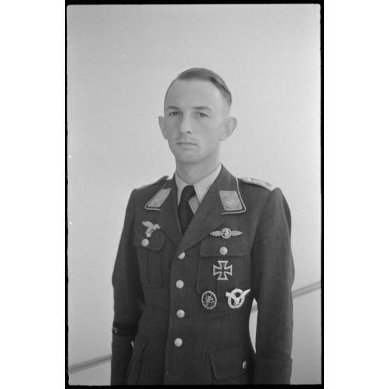 Le lieutenant (Oberleutnant) Heimo Emmerstorfer,  I./NAGr. 12 (Nahaufklärungsgruppe 12). On remarque sa bande de bras (Armelband) "Tannenberg" issu du Aufklärungsgruppe 10.