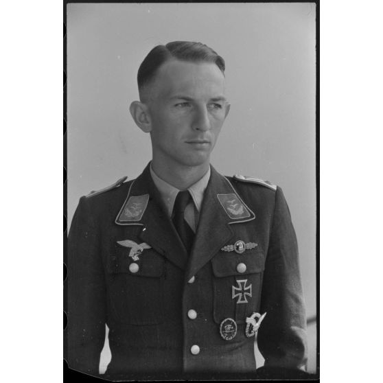 Le lieutenant (Oberleutnant) Heimo Emmerstorfer,  I./NAGr. 12 (Nahaufklärungsgruppe 12). On remarque sa bande de bras (Armelband) "Tannenberg" issu du Aufklärungsgruppe 10.