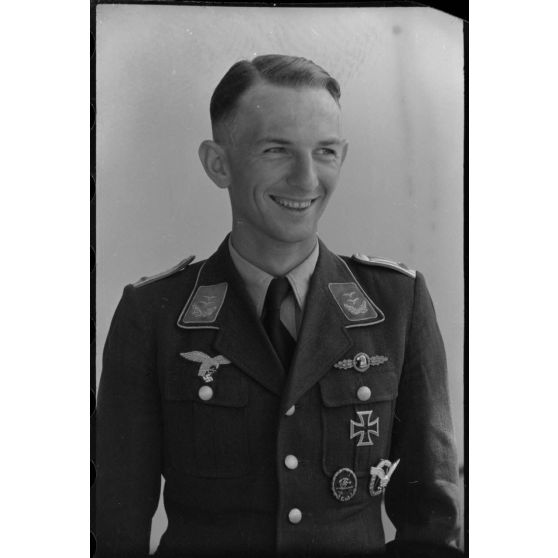 Le lieutenant (Oberleutnant) Heimo Emmerstorfer,  I./NAGr. 12 (Nahaufklärungsgruppe 12). On remarque sa bande de bras (Armelband) "Tannenberg" issu du Aufklärungsgruppe 10.