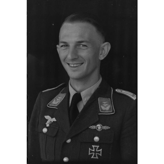 Le lieutenant (Oberleutnant) Heimo Emmerstorfer,  I./NAGr. 12 (Nahaufklärungsgruppe 12). On remarque sa bande de bras (Armelband) "Tannenberg" issu du Aufklärungsgruppe 10.