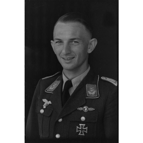 Le lieutenant (Oberleutnant) Heimo Emmerstorfer,  I./NAGr. 12 (Nahaufklärungsgruppe 12). On remarque sa bande de bras (Armelband) "Tannenberg" issu du Aufklärungsgruppe 10.