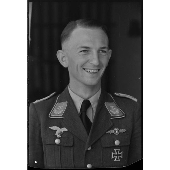 Le lieutenant (Oberleutnant) Heimo Emmerstorfer,  I./NAGr. 12 (Nahaufklärungsgruppe 12). On remarque sa bande de bras (Armelband) "Tannenberg" issu du Aufklärungsgruppe 10.