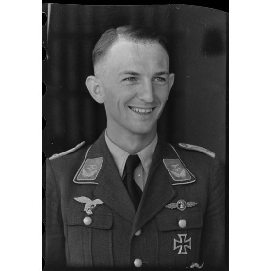 Le lieutenant (Oberleutnant) Heimo Emmerstorfer,  I./NAGr. 12 (Nahaufklärungsgruppe 12). On remarque sa bande de bras (Armelband) "Tannenberg" issu du Aufklärungsgruppe 10.