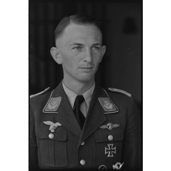 Le lieutenant (Oberleutnant) Heimo Emmerstorfer,  I./NAGr. 12 (Nahaufklärungsgruppe 12). On remarque sa bande de bras (Armelband) "Tannenberg" issu du Aufklärungsgruppe 10.