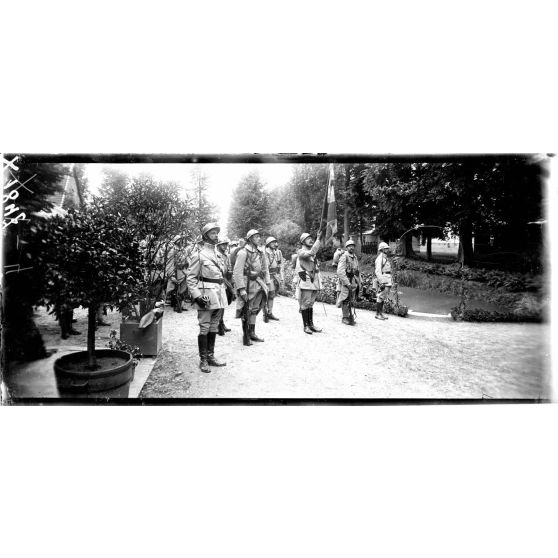 A Rexpoëde (Nord), visite du roi d'Angleterre. Le drapeau du 1er régiment d'Infanterie qui rend les honneurs au roi d'Angleterre. [légende d'origine]