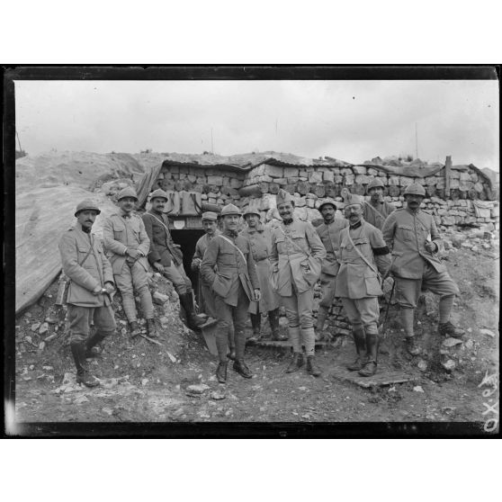Cote 309 (Meuse). Le commandant Crétin (du Génie) devant le PC central téléphonique de la division qui a repris la cote 304. [Légende d'origine]