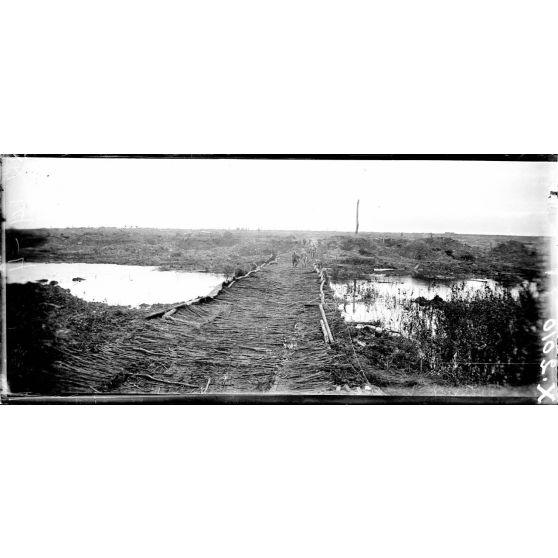 Boezinge (Belgique), le canal de l'Yser, côté français. [légende d'origine]