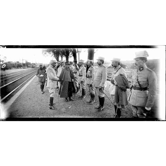 Sillé-le-Guillaume (Sarthe), camp du 1er bataillon polonais, l'arrivée du général Archinard. [légende d'origine]