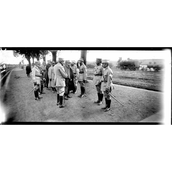 Sillé-le-Guillaume (Sarthe), camp du 1er bataillon polonais, l'arrivée du général Archinard. [légende d'origine]